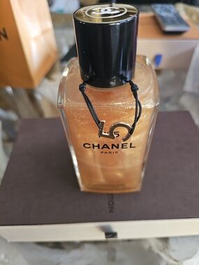 CHANEL Shimmering Body Oil in Golden Bronze